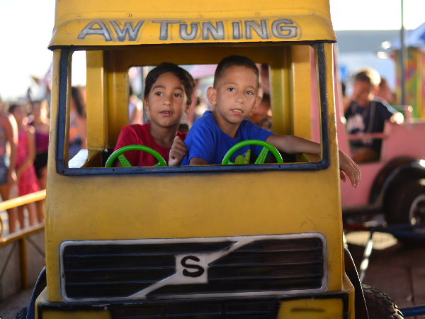 Dia Mágico em Nova Cruz: Prefeitura Proporciona Alegria e Diversão para Crianças no Parque de diversões